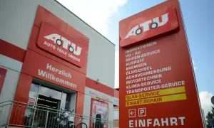 ATU Autoteile Unger Filiale mit Schildern für Inspektion, Reifen, Bremsen, Ölwechsel und mehr.