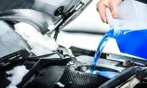 Kühlflüssigkeit nachfüllen: So vermeiden Sie teure Motorschäden