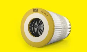 Mann Filter Ölfilter-Kartusche HU 7035 auf gelbem Hintergrund.