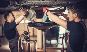 Motoröl wechseln kosten: So sparen Sie bei Werkstatt und DIY