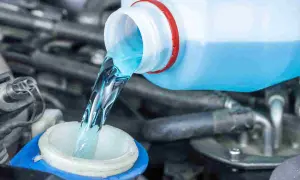 Scheibenwischwasser nachfüllen: So vermeiden Sie Frostschäden und Sichtprobleme