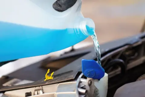 Scheibenwischwasser: Wichtige Tipps für effektive Nutzung und Sicherheit