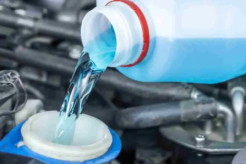 Scheibenwischwasser nachfüllen: So vermeiden Sie Frostschäden und Sichtprobleme