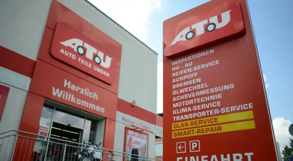 ATU Autoteile Unger Filiale mit Schildern für Inspektion, Reifen, Bremsen, Ölwechsel und mehr.