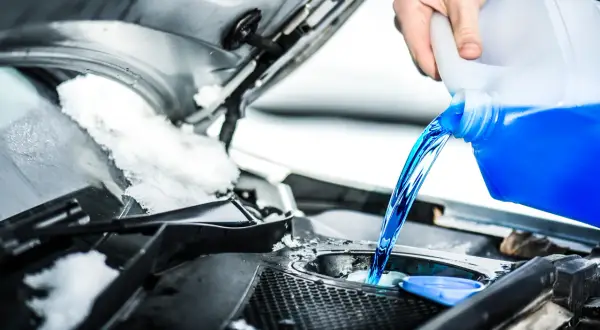Kühlflüssigkeit nachfüllen: So vermeiden Sie teure Motorschäden