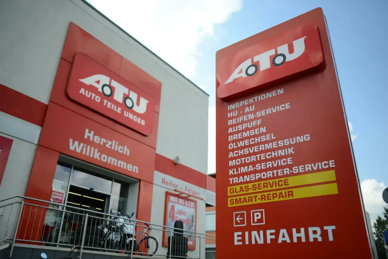 ATU Autoteile Unger Filiale mit Schildern für Inspektion, Reifen, Bremsen, Ölwechsel und mehr.