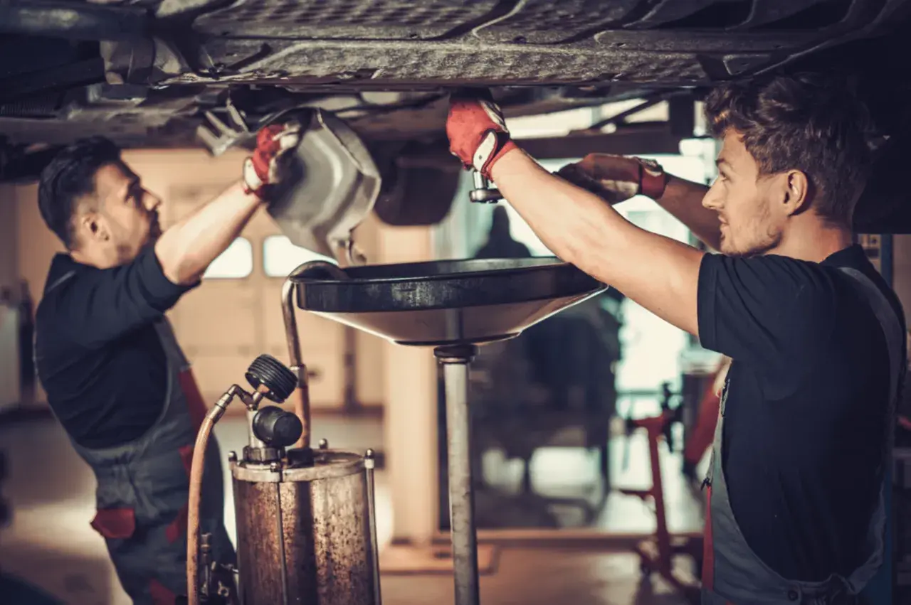 Motoröl wechseln kosten: So sparen Sie bei Werkstatt und DIY