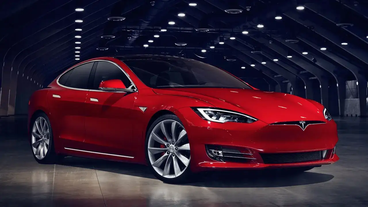 Roter Tesla Model S mit elegantem Design, bereit für die Zukunft der Mobilität.