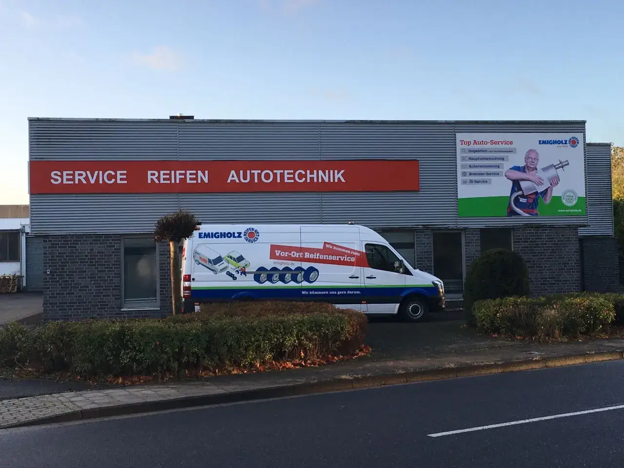 Service-Gebäude mit Schriftzug 