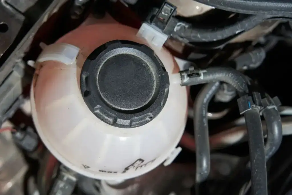 Zdjęcie Wie viel Kühlflüssigkeit passt in ein Auto? So vermeiden Sie teure Schäden