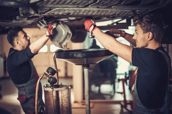 Motoröl wechseln kosten: So sparen Sie bei Werkstatt und DIY